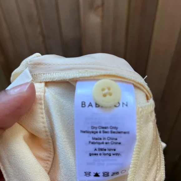 Aritzia Babaton Hikaru Skort Skirt Shorts Crepe Yellow Size 6 - Picture 9 of 9